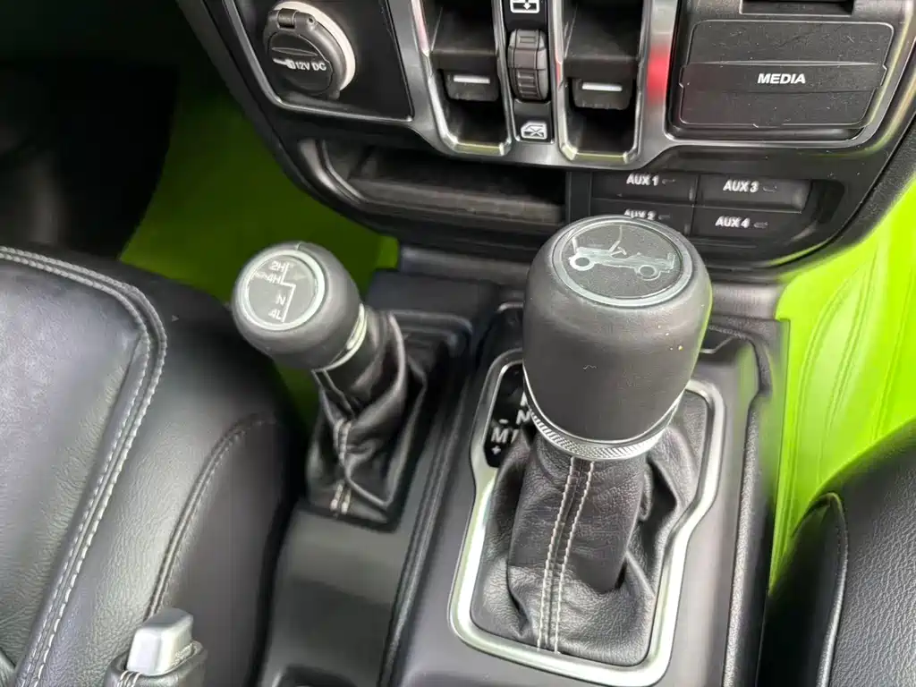Jeep Wrangler 2020 — фото 30