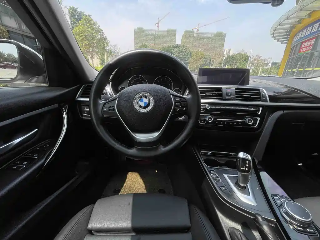 BMW 3 Series 2018 — фото 15