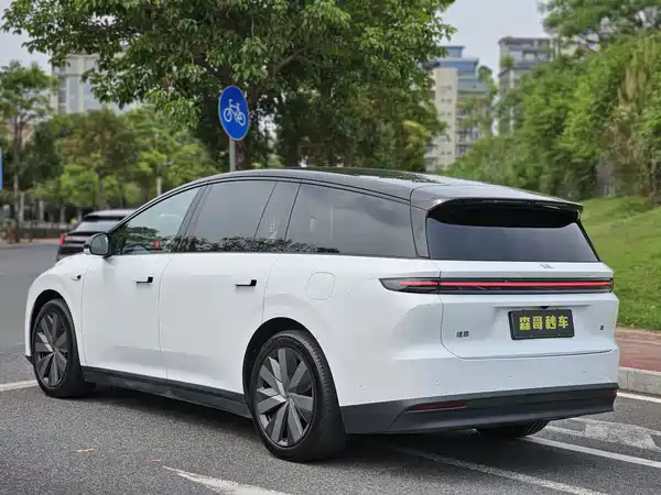 Li Auto i8 2025