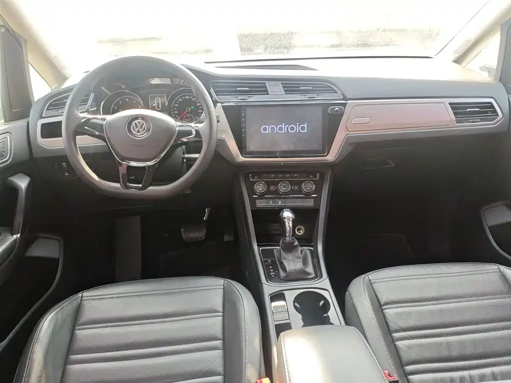 Volkswagen Touran 2018 — фото 10