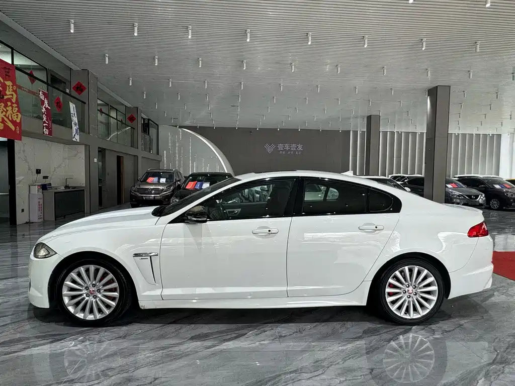 Jaguar XF 2015 — фото 29