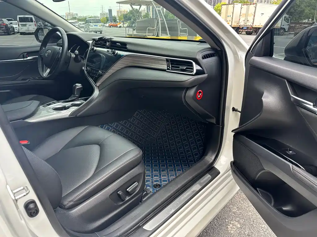 Toyota Camry 2019 — фото 16