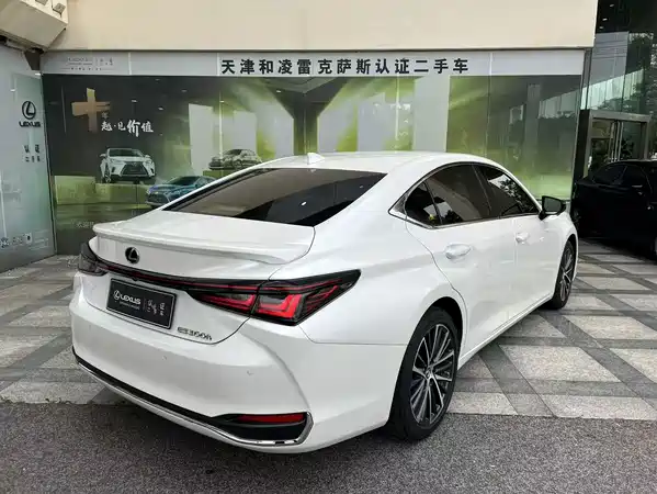 Lexus ES 2025