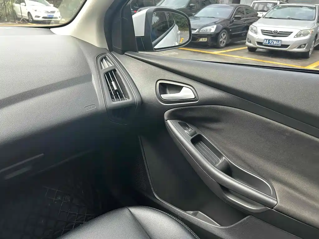 Ford Focus 2017 — фото 16