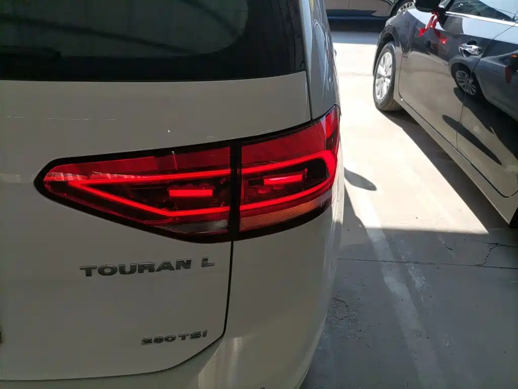 Volkswagen Touran 2018 — фото 8
