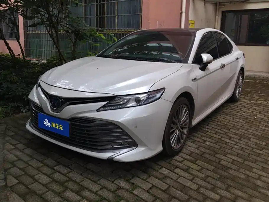 Toyota Camry 2021 — фото 1
