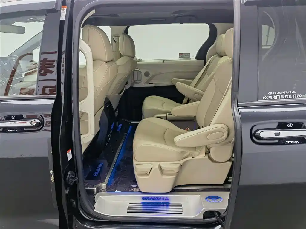 Toyota Granvia 2023 — фото 15