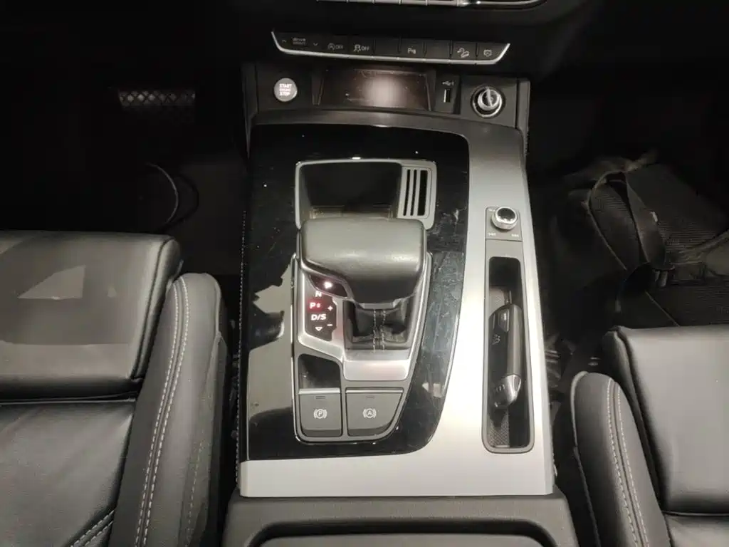 Audi Q5L 2023 — фото 14