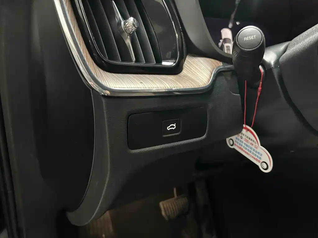 Volvo XC60 2023 — фото 10