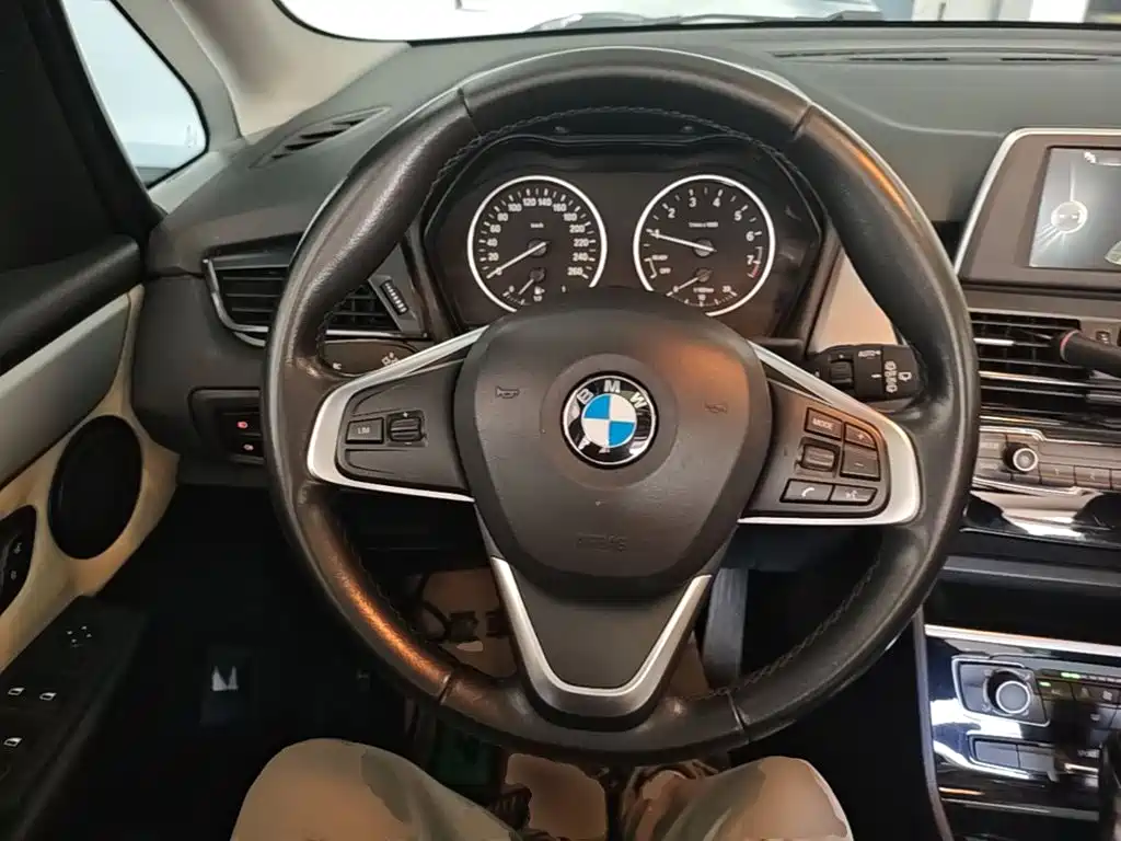 BMW 2 Series Station Wagon 2017 — фото 11