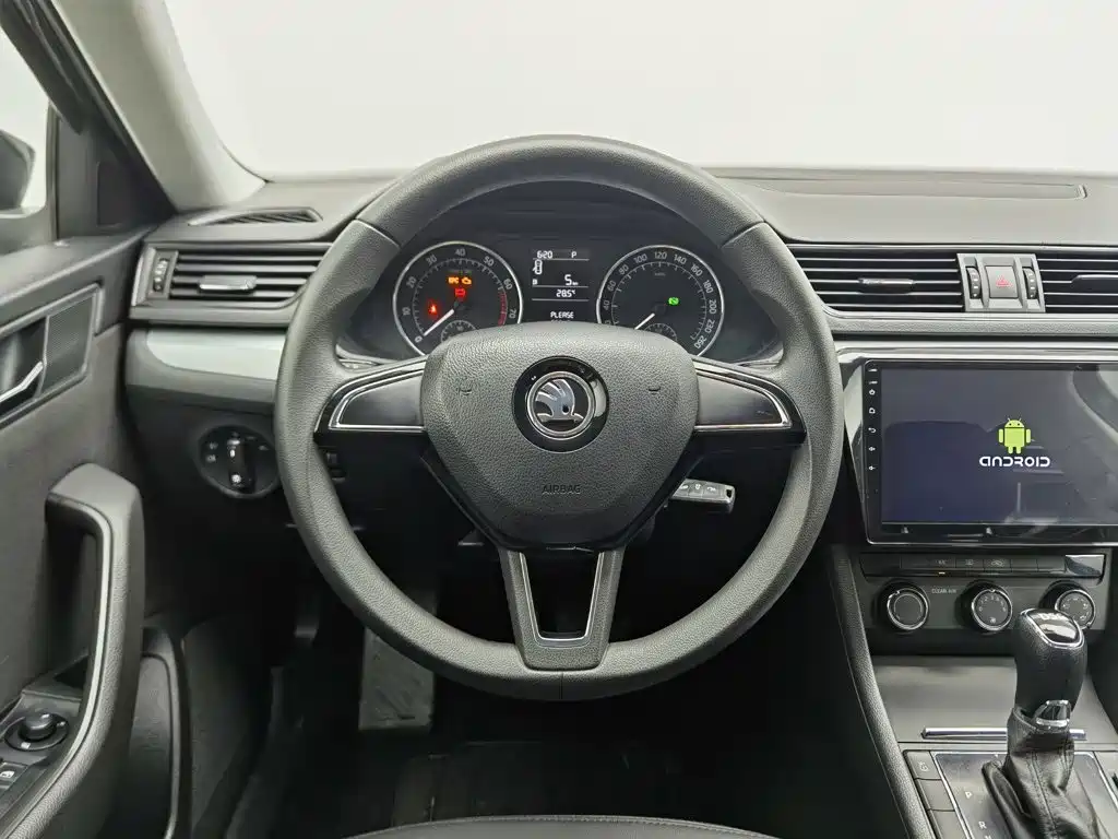 Skoda Superb 2018 — фото 11