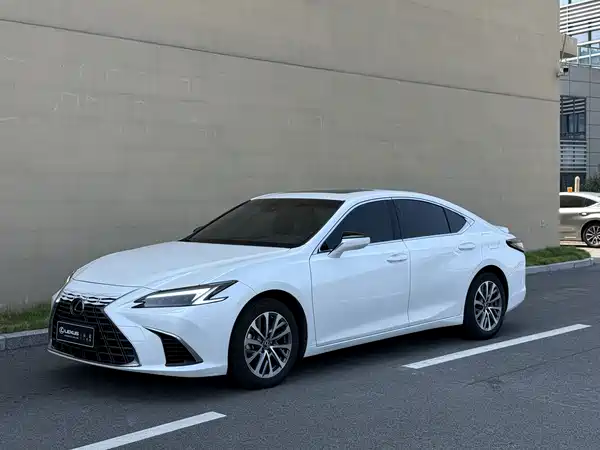 Lexus ES 2025