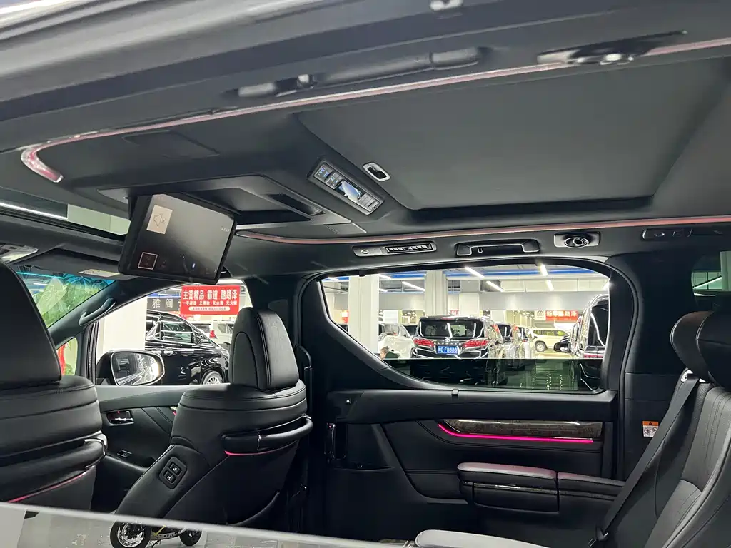Toyota Vellfire 2022 — фото 10