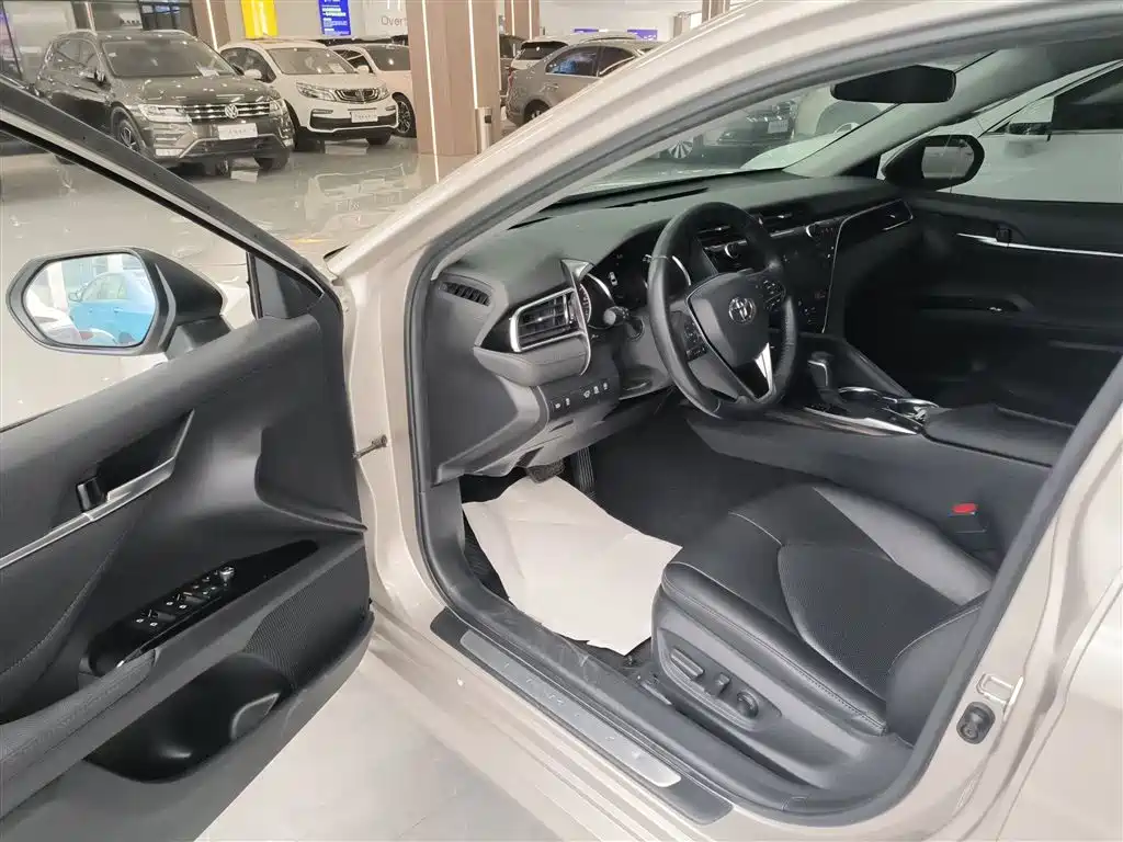 Toyota Camry 2019 — фото 12