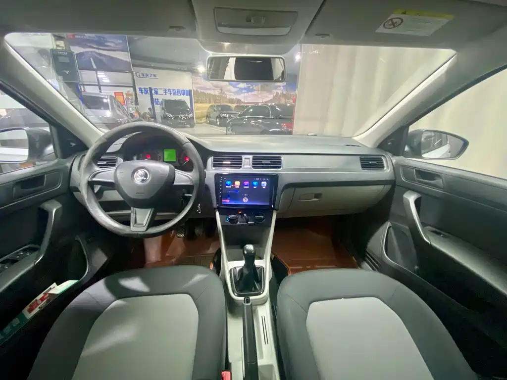 Skoda Rapid 2015 — фото 12
