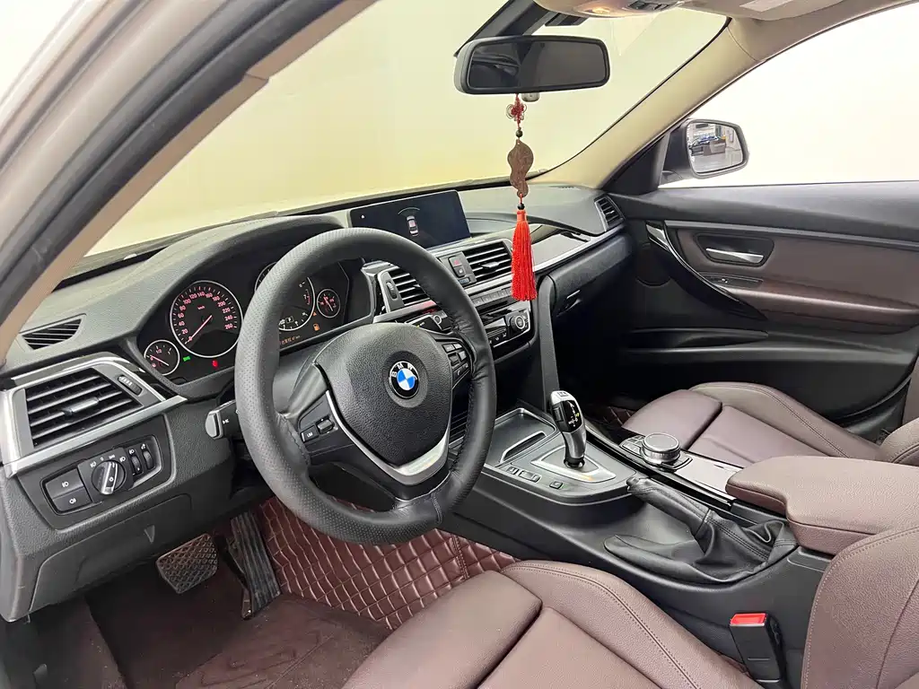 BMW 3 Series 2019 — фото 16