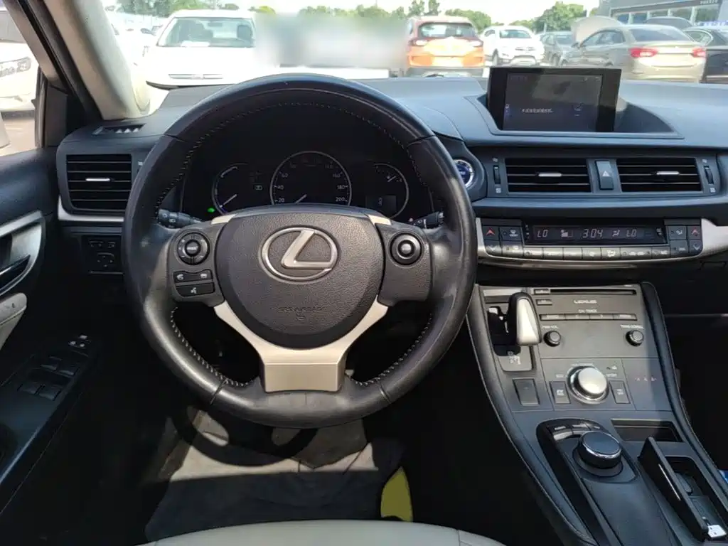 Lexus CT 2017 — фото 11