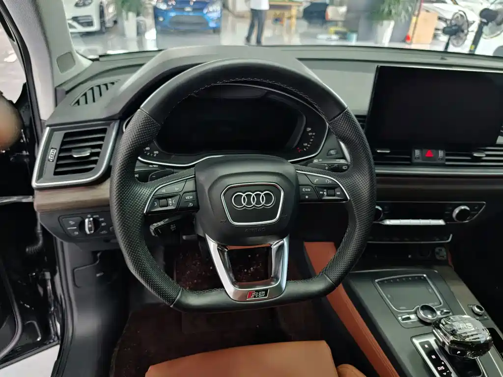 Audi Q5L 2020 — фото 19