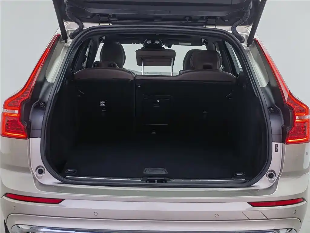 Volvo XC60 2022 — фото 16