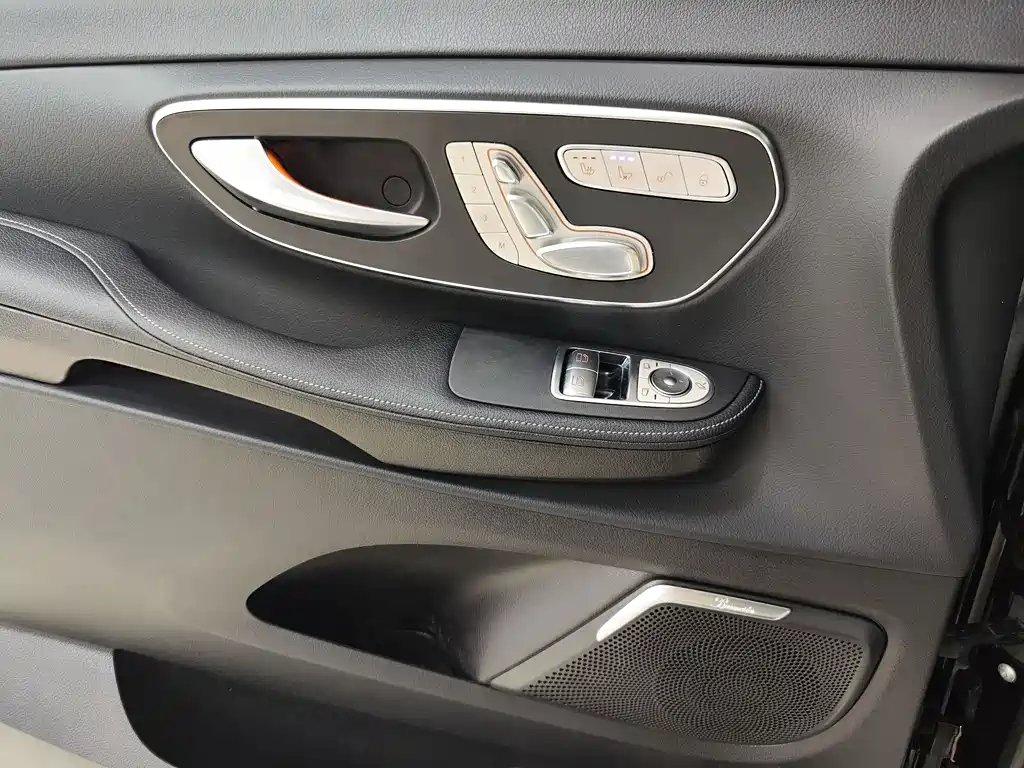Mercedes-Benz V-Class 2022 — фото 18