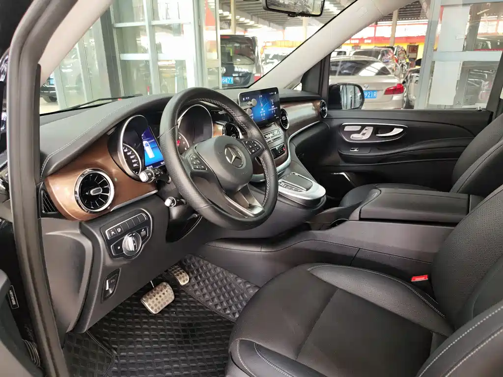 Mercedes-Benz V-Class 2022 — фото 13