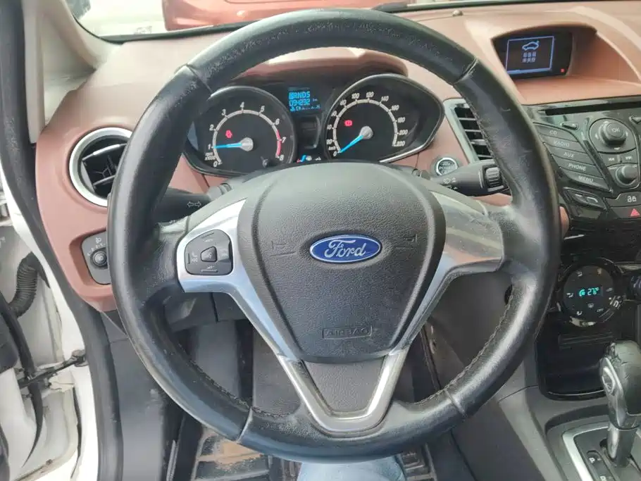 Ford Fiesta 2014 — фото 15