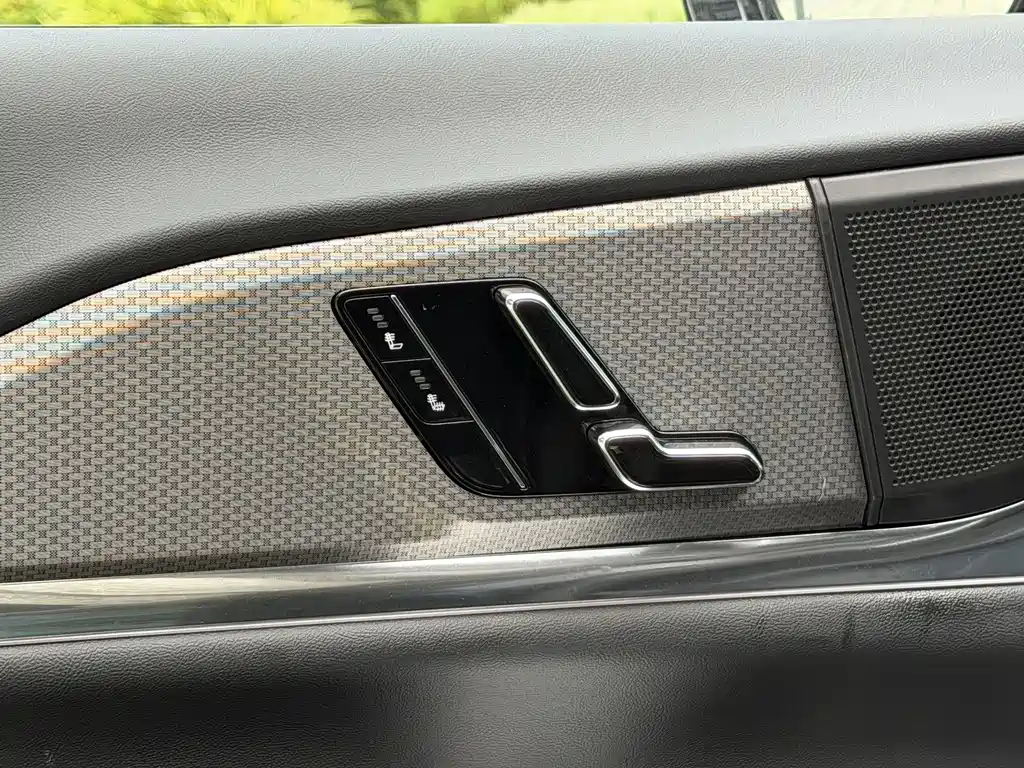Cadillac XT5 2025 — фото 16