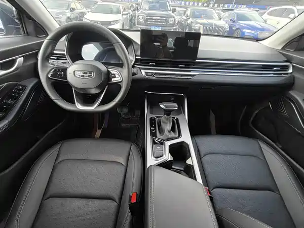 Geely Emgrand 2022