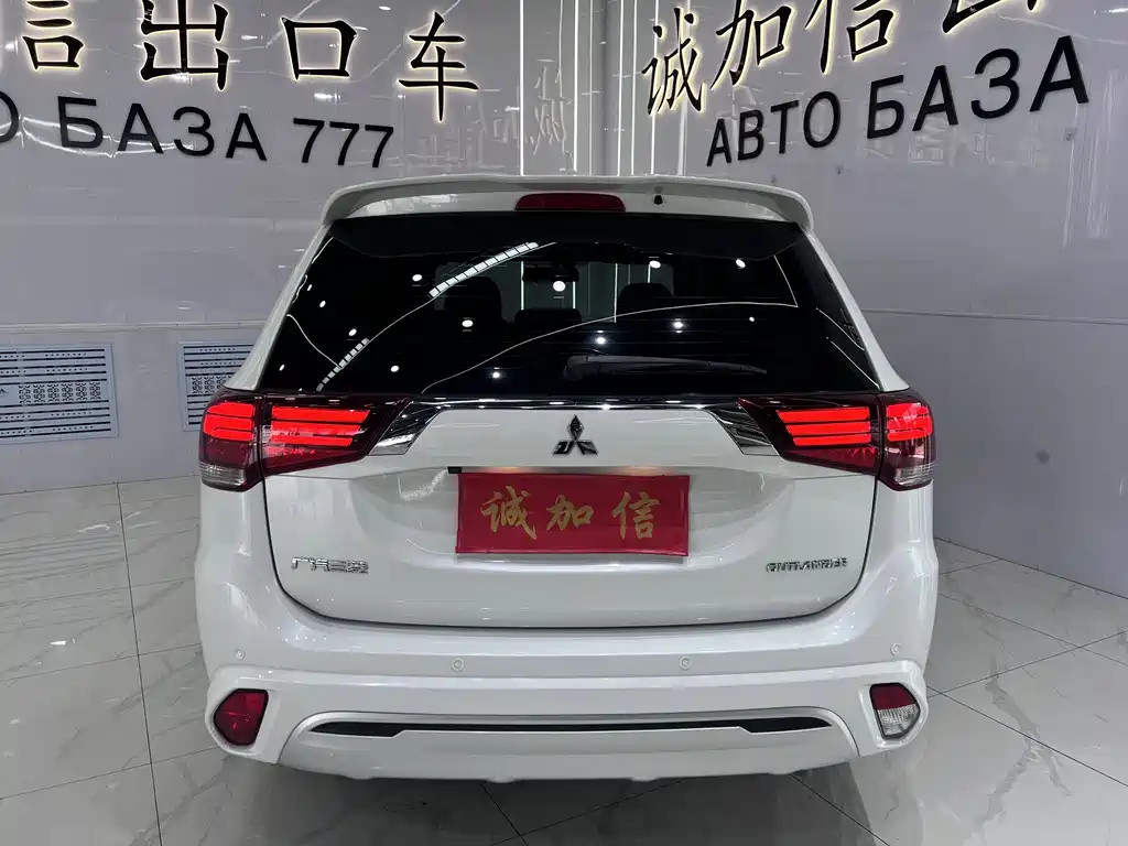 Mitsubishi Outlander 2023 — фото 5