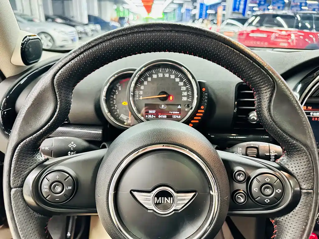 MINI Clubman 2018 — фото 38