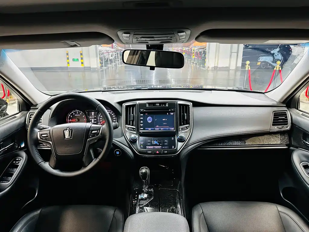 Toyota Crown 2018 — фото 10