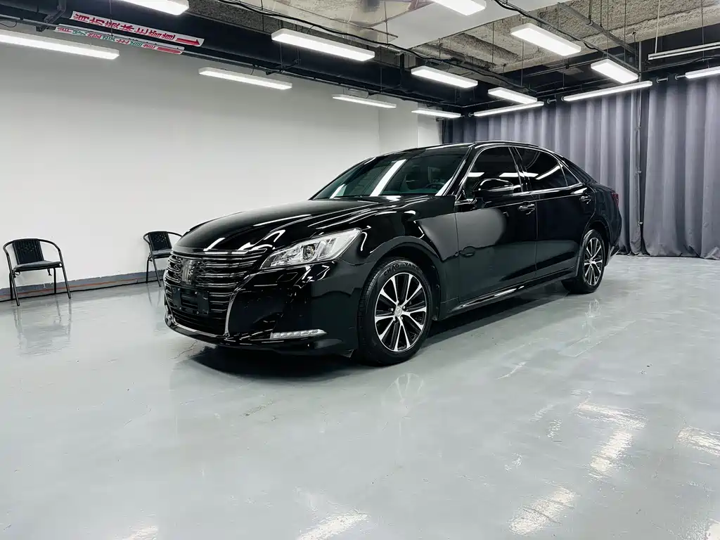 Toyota Crown 2018 — фото 1