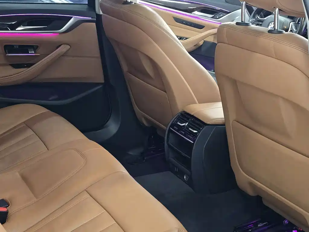 BMW 5 Series 2017 — фото 11