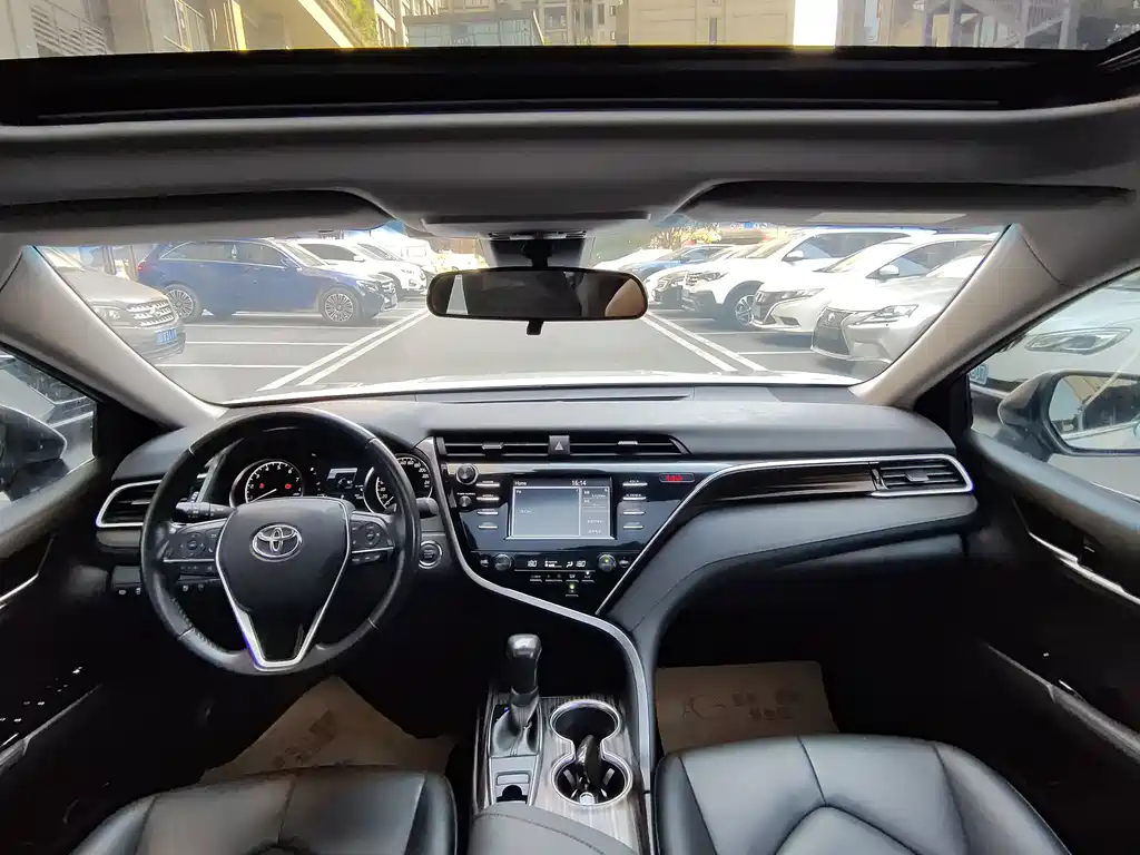 Toyota Camry 2018 — фото 8