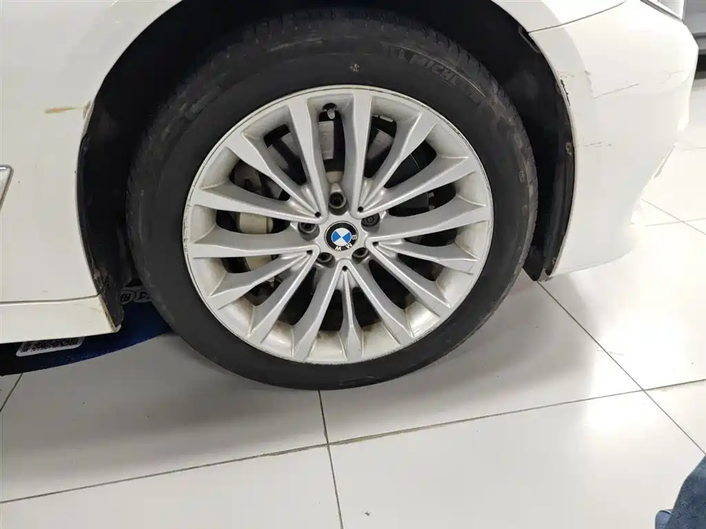 BMW 5 Series 2018 — фото 14