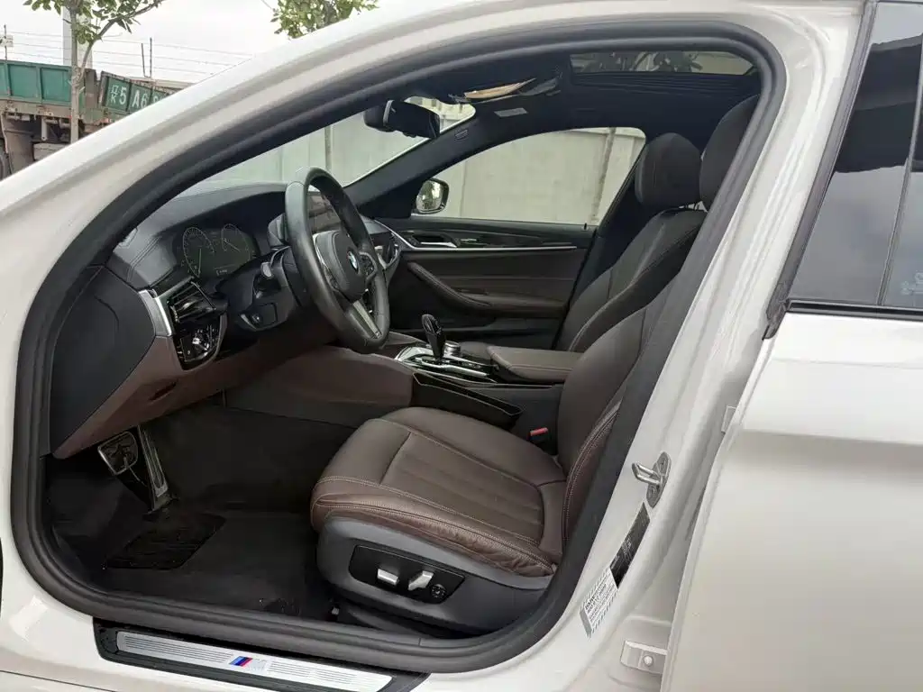 BMW 5 Series 2019 — фото 15