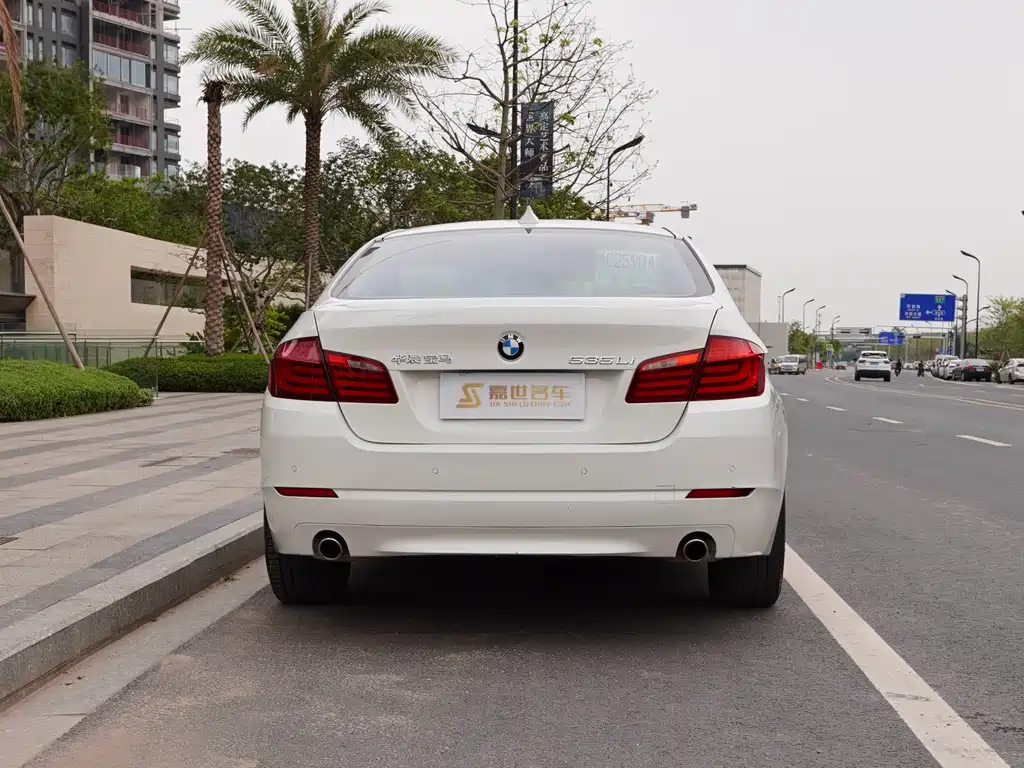 BMW 5 Series 2011 — фото 12