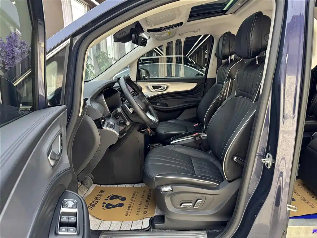 Roewe iMAX8 2023 — фото 10