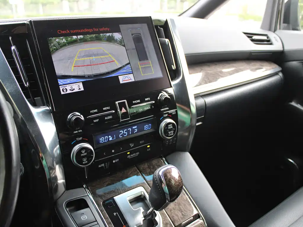 Toyota Alphard 2020 — фото 26