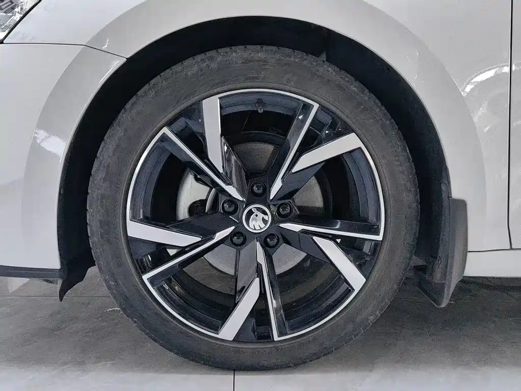 Skoda Octavia 2023 — фото 18