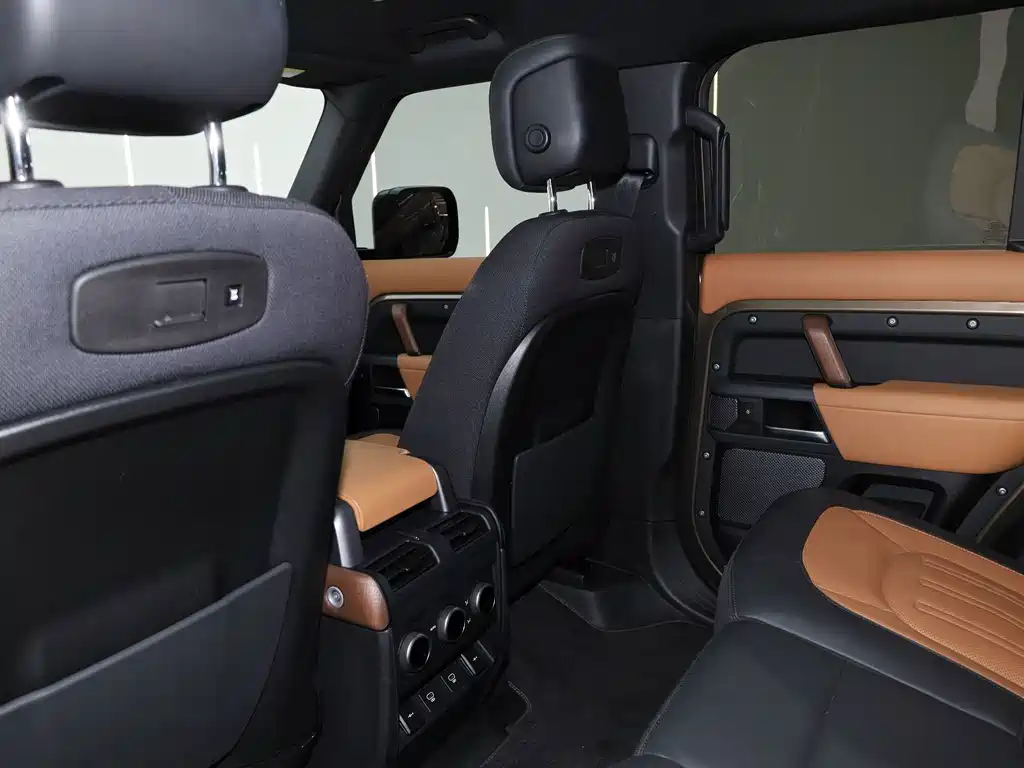 Land Rover Defender 2022 — фото 15