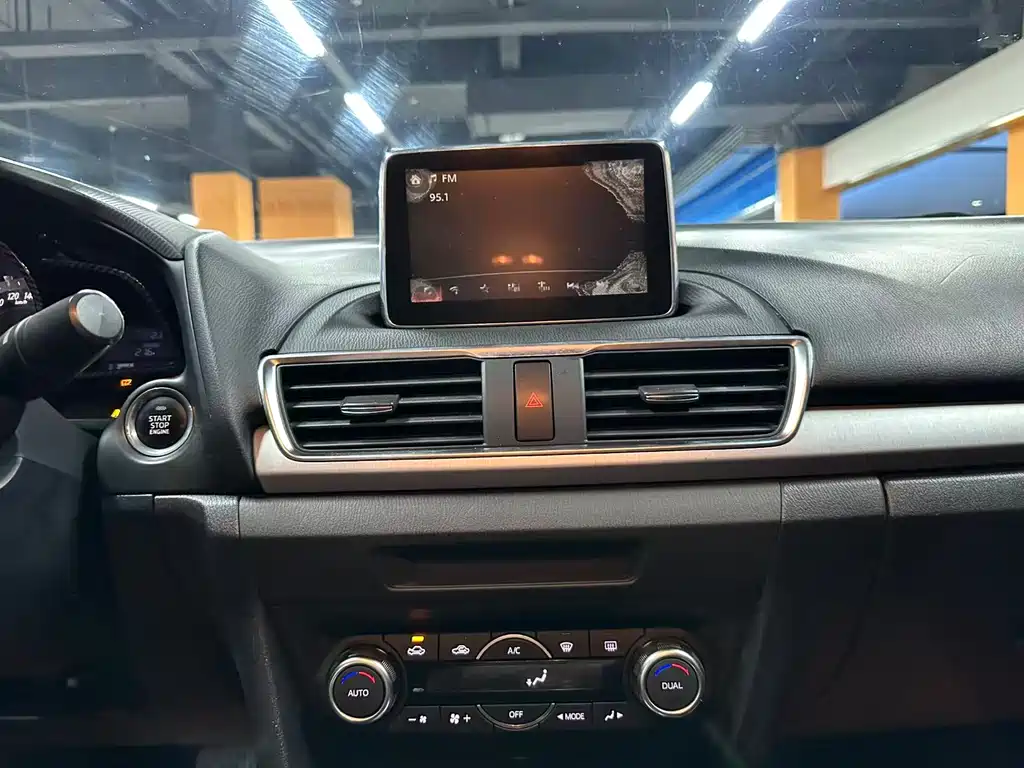 Mazda 3 Axela 2016 — фото 11