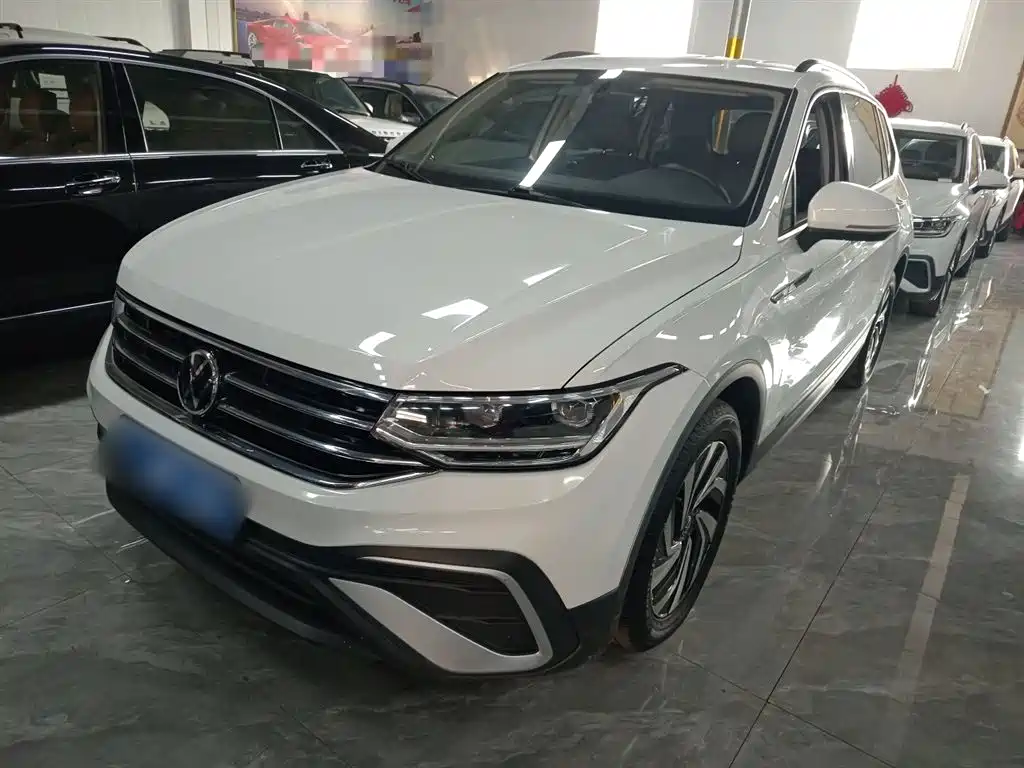 Volkswagen Tiguan L 2022 — фото 1