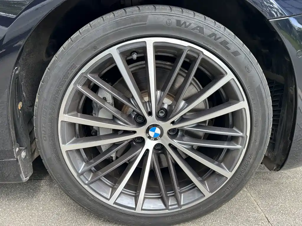 BMW 5 Series 2019 — фото 17