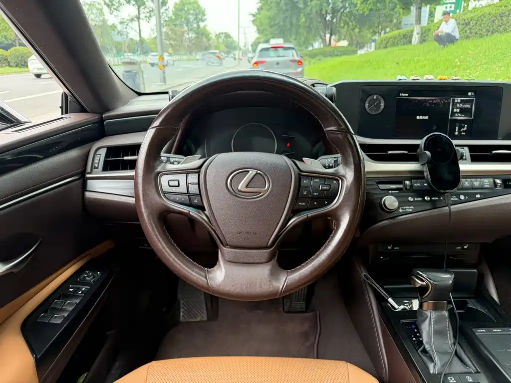 Lexus ES 2021 — фото 14
