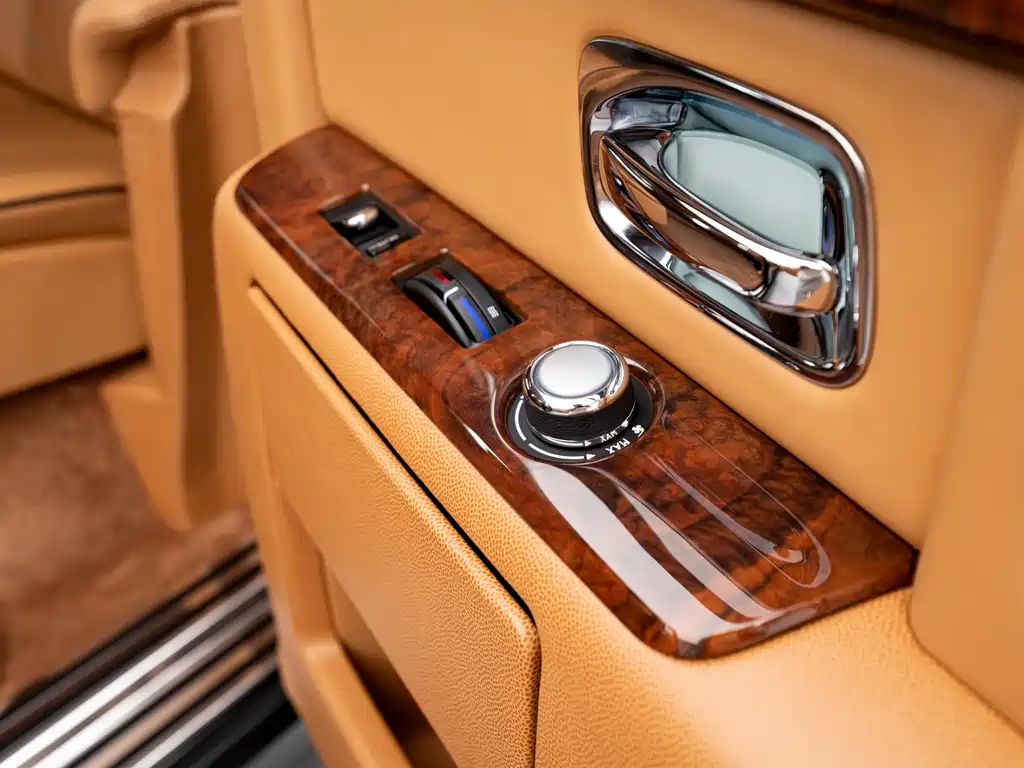 Rolls-Royce Phantom 2016 — фото 24