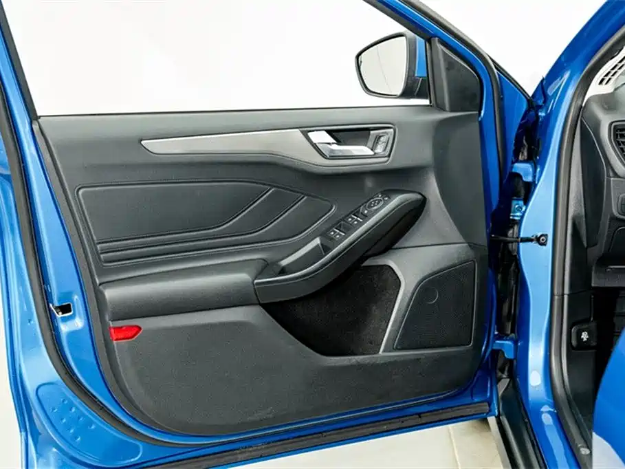 Ford Focus 2019 — фото 16