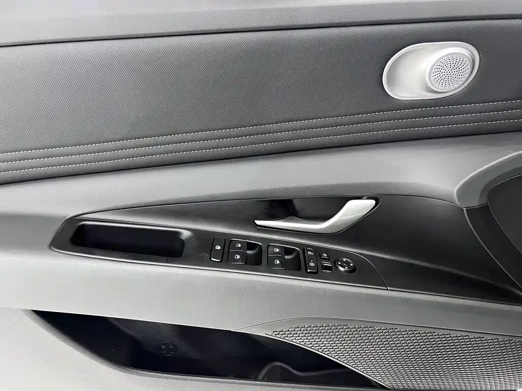Hyundai Elantra 2023 — фото 8