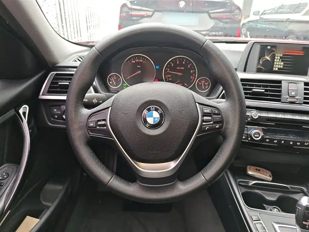 BMW 3 Series 2017 — фото 11