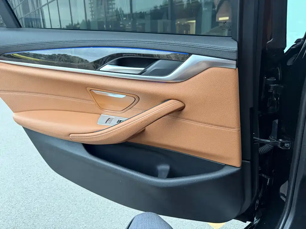 BMW 5 Series 2018 — фото 16